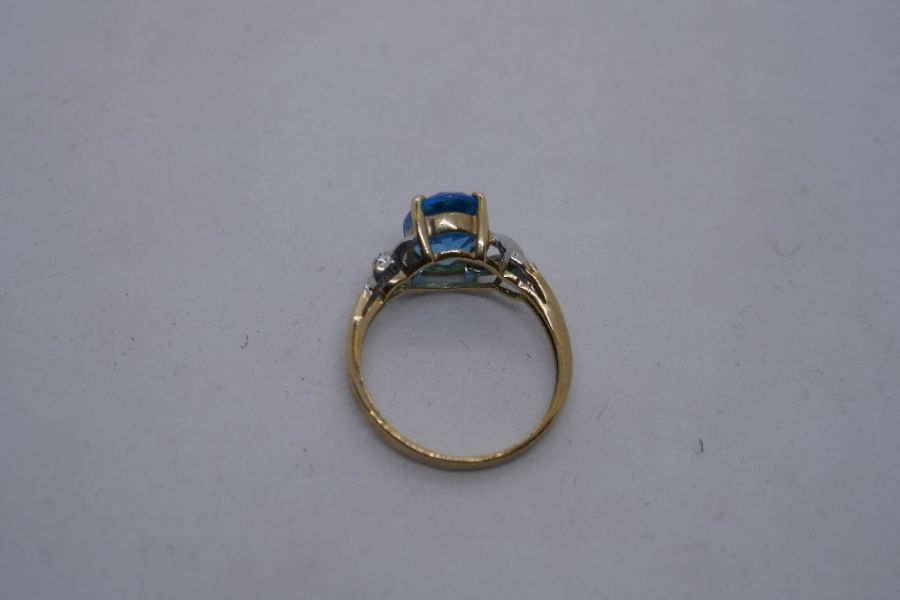 Contemporary 9K yellow gold dress ring set large blue topaz and the shoulders with diamond chips, ma - Image 10 of 10