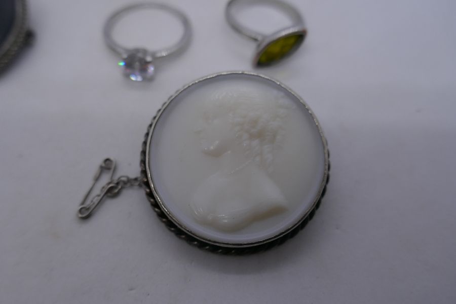 Collection of cameos and two silver rings, one a black jasperware Wedgwood example - Image 5 of 7
