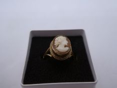 Pretty 9ct yellow gold cameo ring, marked 375, F & RB, size L, 3g approx