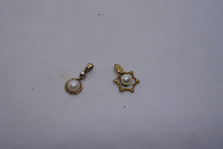 Two 9ct gold pendants, one set with a diamond chip and pearl and the other a single pearl, both mark - Image 3 of 6