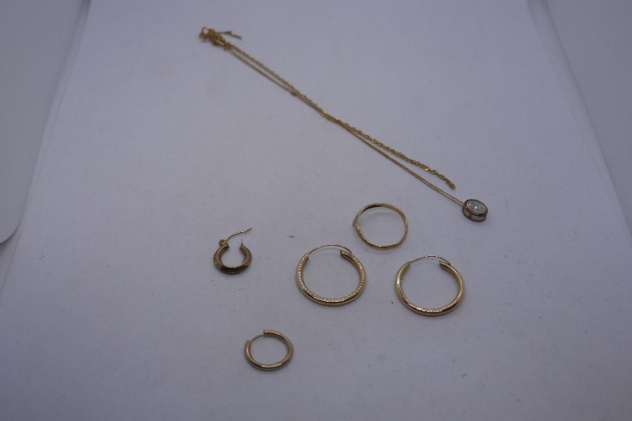 9ct gold to include pair of hoop earrings, wishbone ring, chain, etc, 3.8g approx - Image 4 of 6