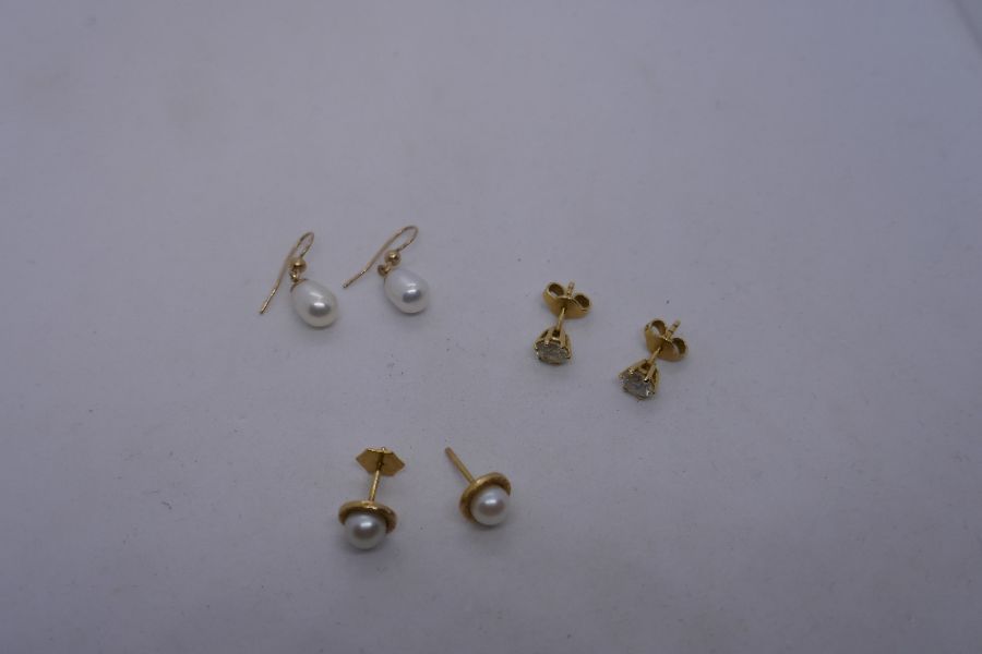 Two pairs of 18ct earrings one, being natural pearl example and a pair of 9ct yellow gold pearl stud - Image 6 of 6