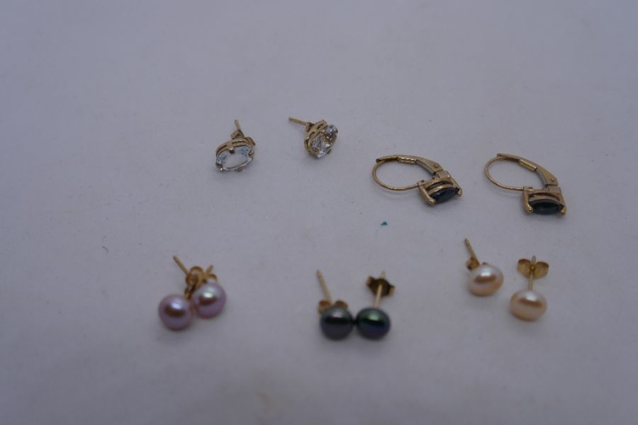Collection of 10k and other stud earrings to include pearl stud examples - Image 3 of 3