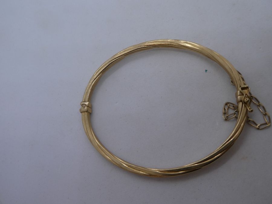 9ct yellow gold bangle, with safety chain, marked 375, 5.7g approx - Image 4 of 5