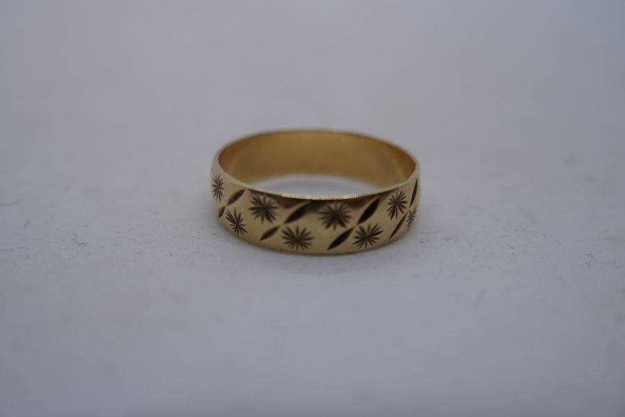 9ct yellow gold wedding band, marked 375, size O, weight approx 2.2g - Image 6 of 6