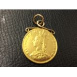 A Victorian 1887 gold sovereign, the scrolled mount with small ring - 0.75in, 8g.