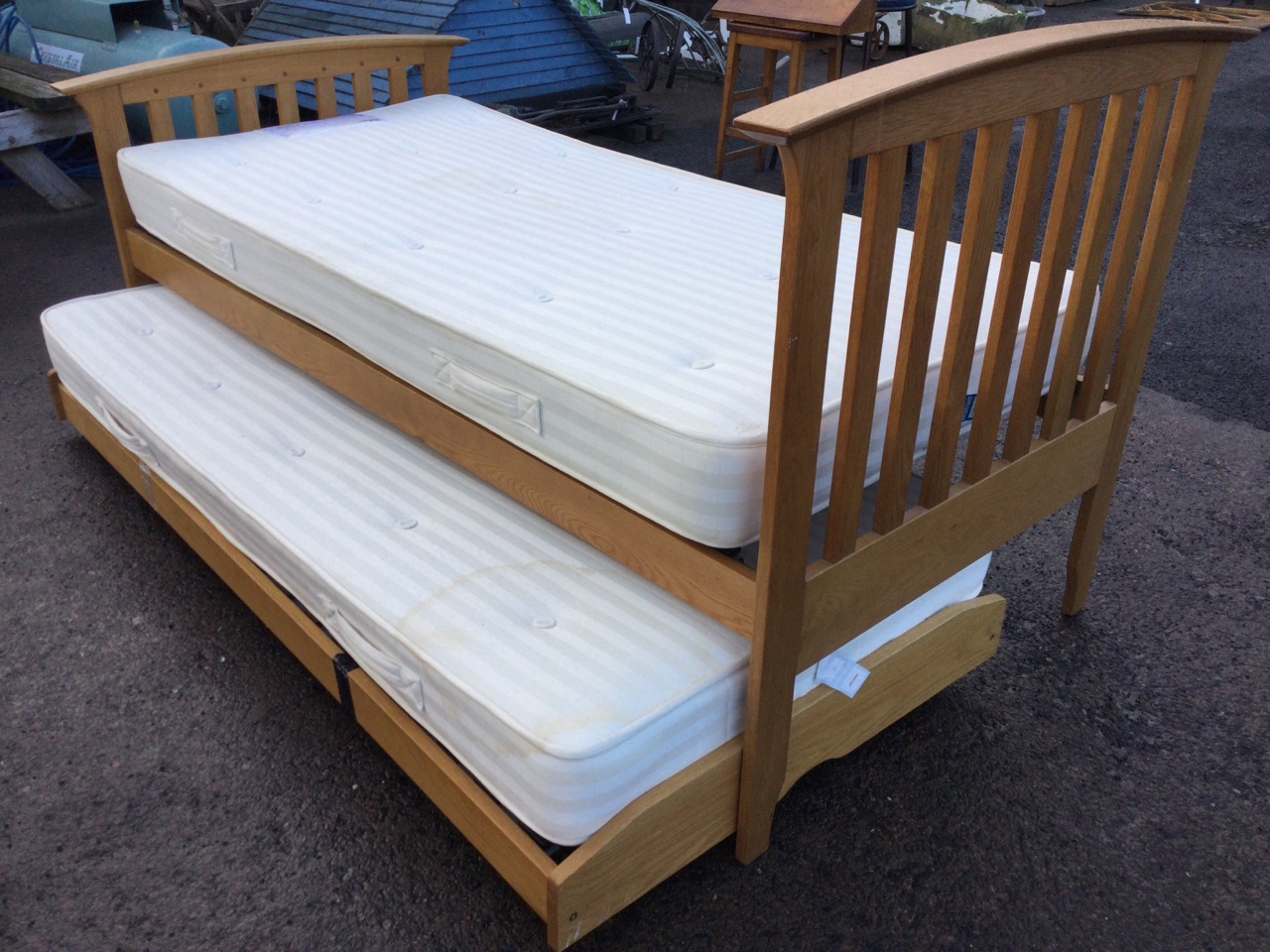 An oak single bed with arched headboard & tailboard above slats raised on rectangular legs, having a - Image 3 of 3