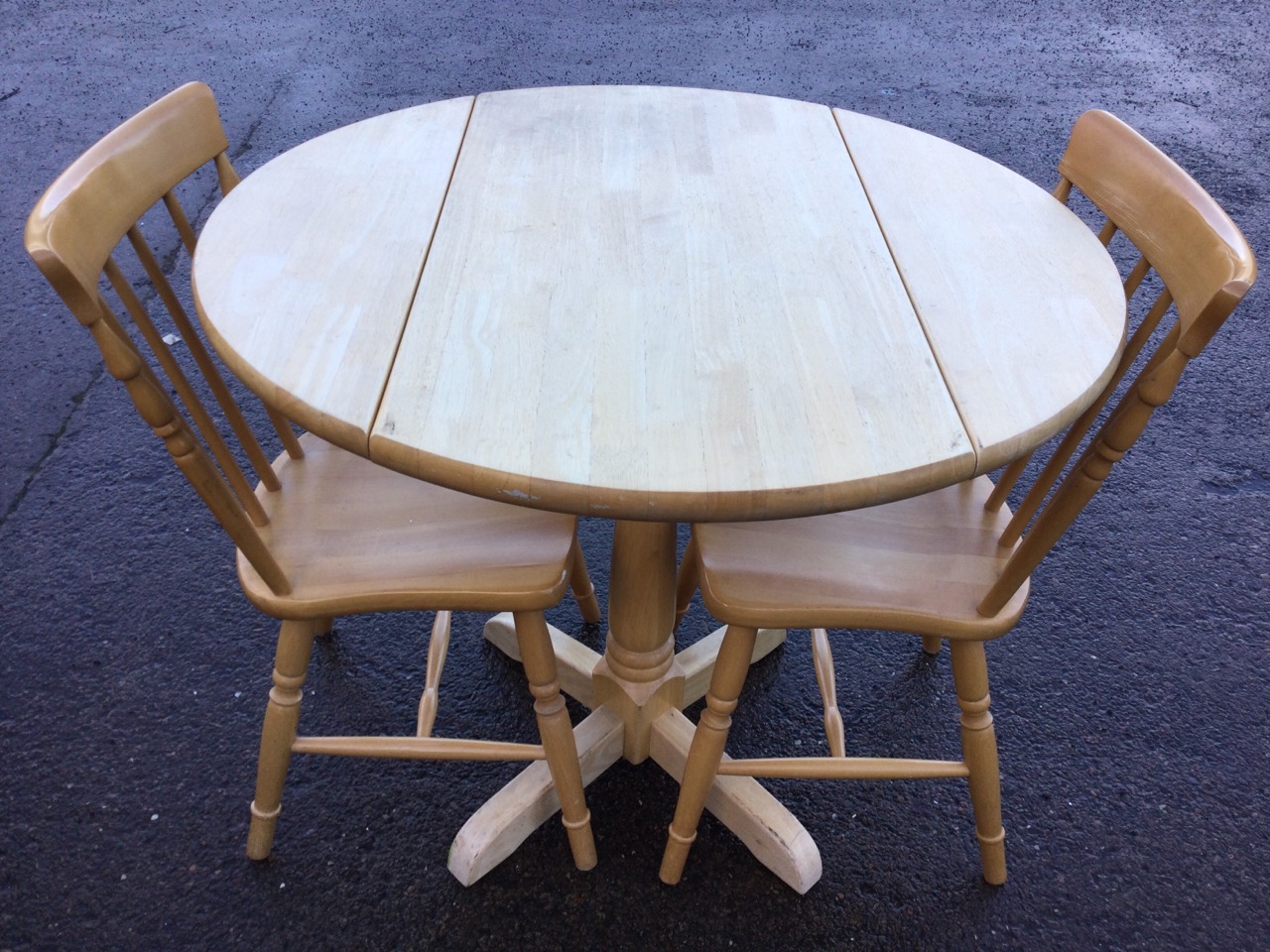 A circular hardwood table and two spindleback chairs, the table with drop leaves, the chairs in - Image 2 of 3