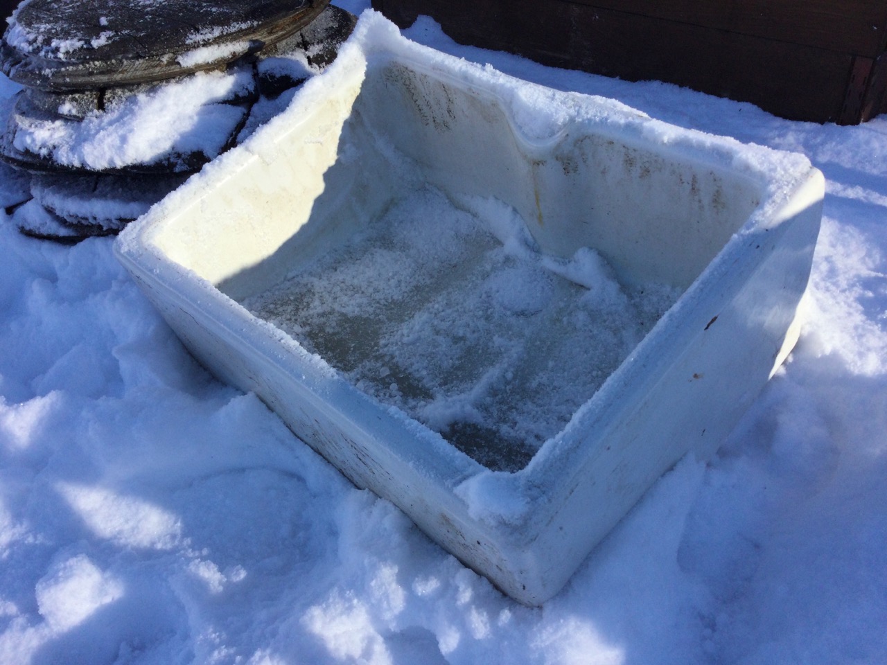 A rectangular glazed belfast sink with integral overflow to back. (23.5in x 17.75in x 10in) - Image 2 of 3