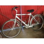A Raleigh Oakland gents bicycle, having soft padded seat, luggage rack, Shimano gears, etc.