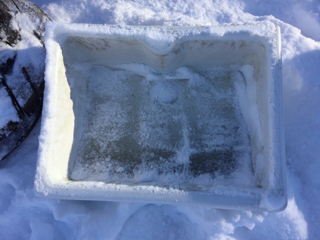 A rectangular glazed belfast sink with integral overflow to back. (23.5in x 17.75in x 10in) - Image 3 of 3