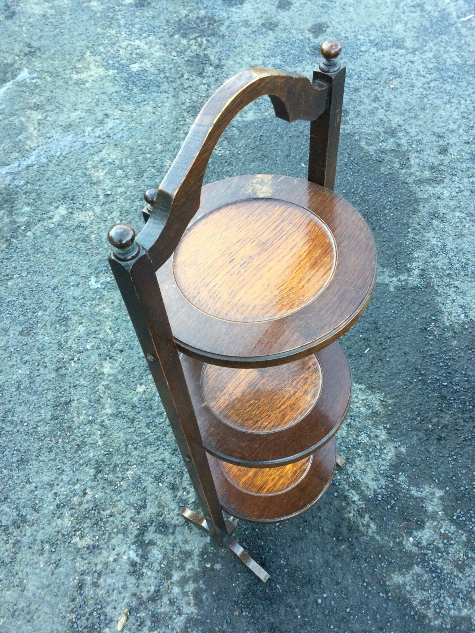 A 60s tapering mahogany corner unit with three graduated shelves; and an oak cakestand with arched - Image 2 of 3