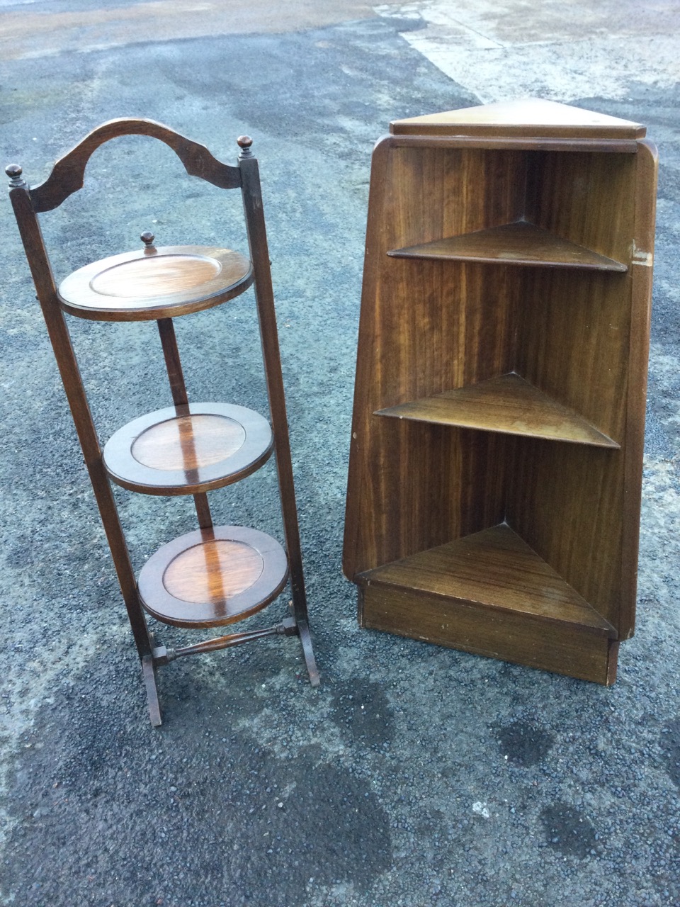 A 60s tapering mahogany corner unit with three graduated shelves; and an oak cakestand with arched