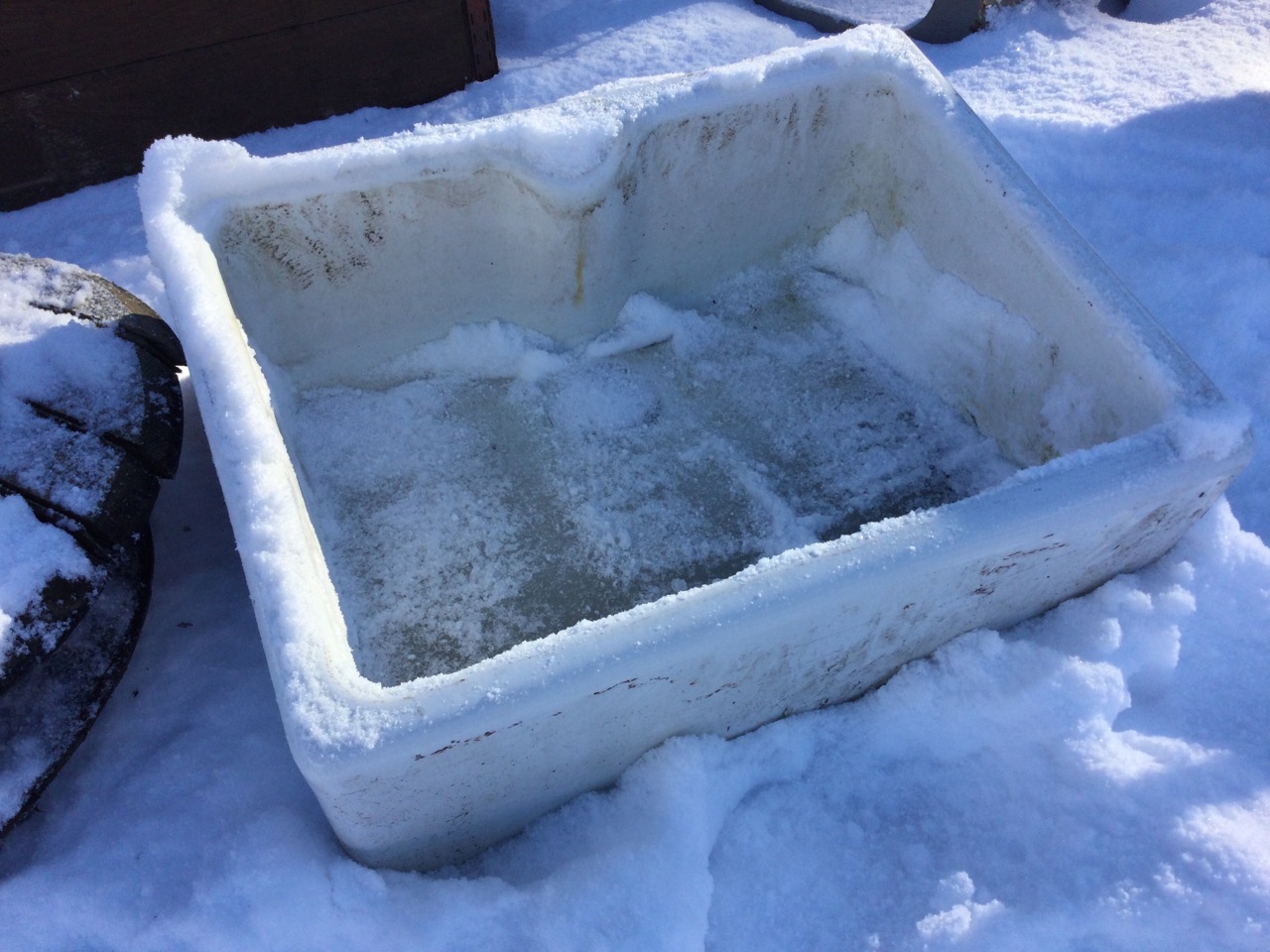 A rectangular glazed belfast sink with integral overflow to back. (23.5in x 17.75in x 10in)