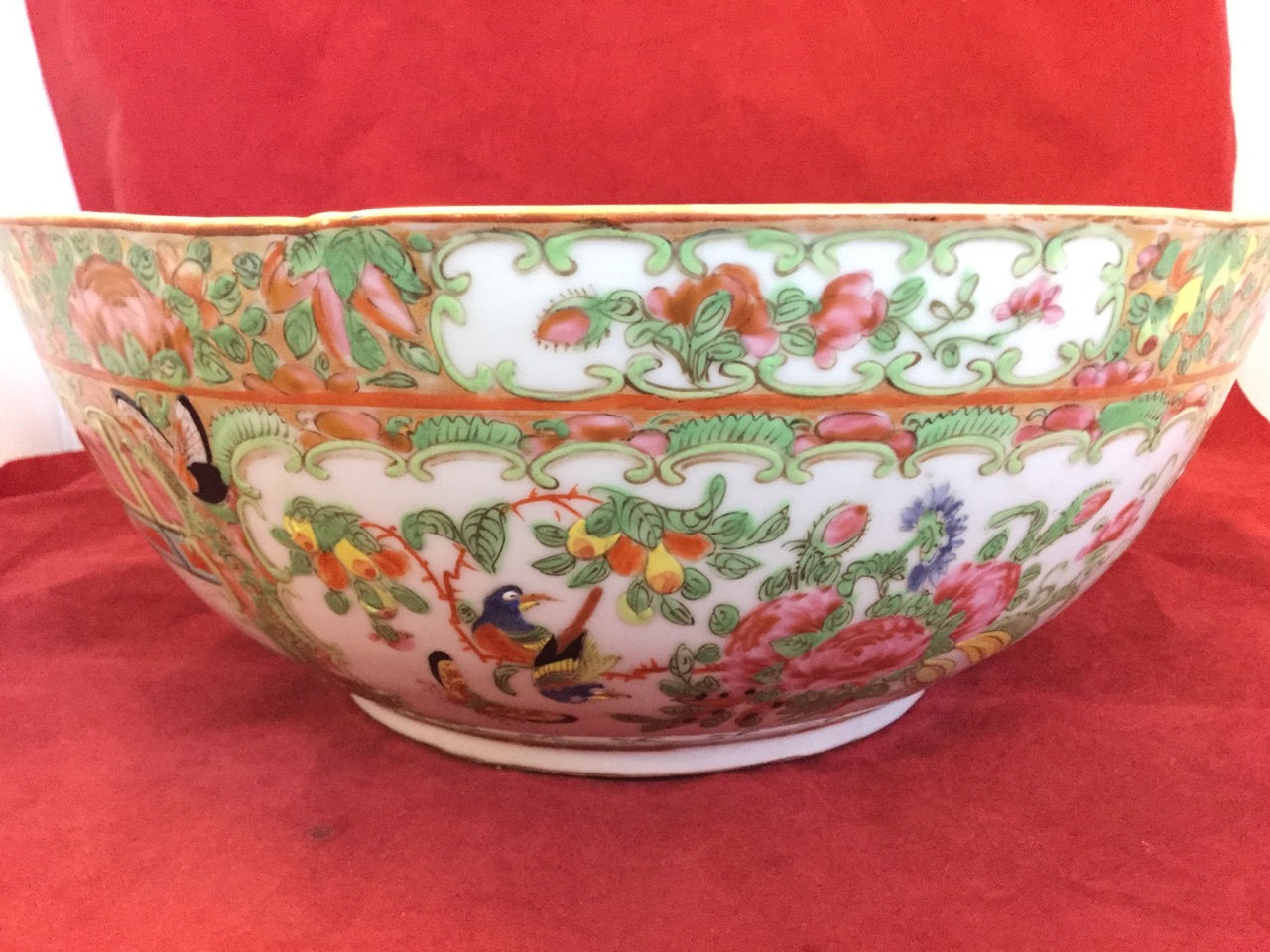 A Chinese famile rose bowl decorated in the Canton export style with alternating scalloped figural - Image 2 of 3