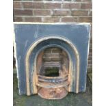 A Victorian cast iron fire insert with arched moulded frame having bowfronted bars to aperture. (