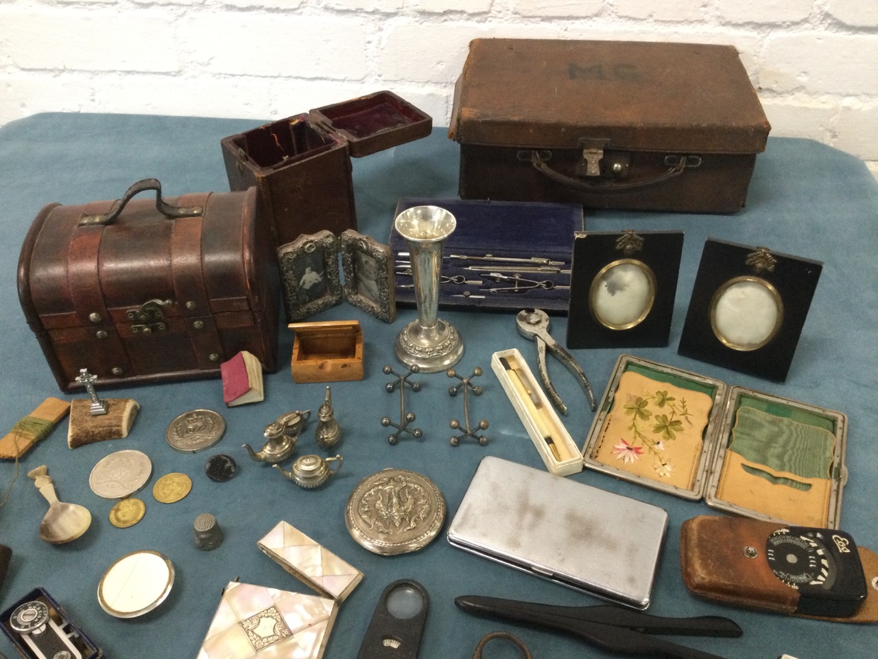 Miscellaneous items including treen, a hallmarked silver frame, a miniature bible, a sewing case, - Bild 2 aus 3