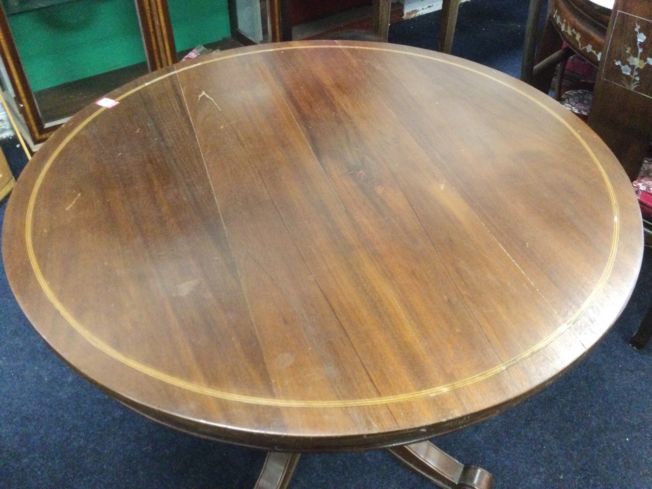 A mahogany drum table, the circular top inlaid with boxwood & ebony stringing above a plain apron, - Bild 2 aus 3