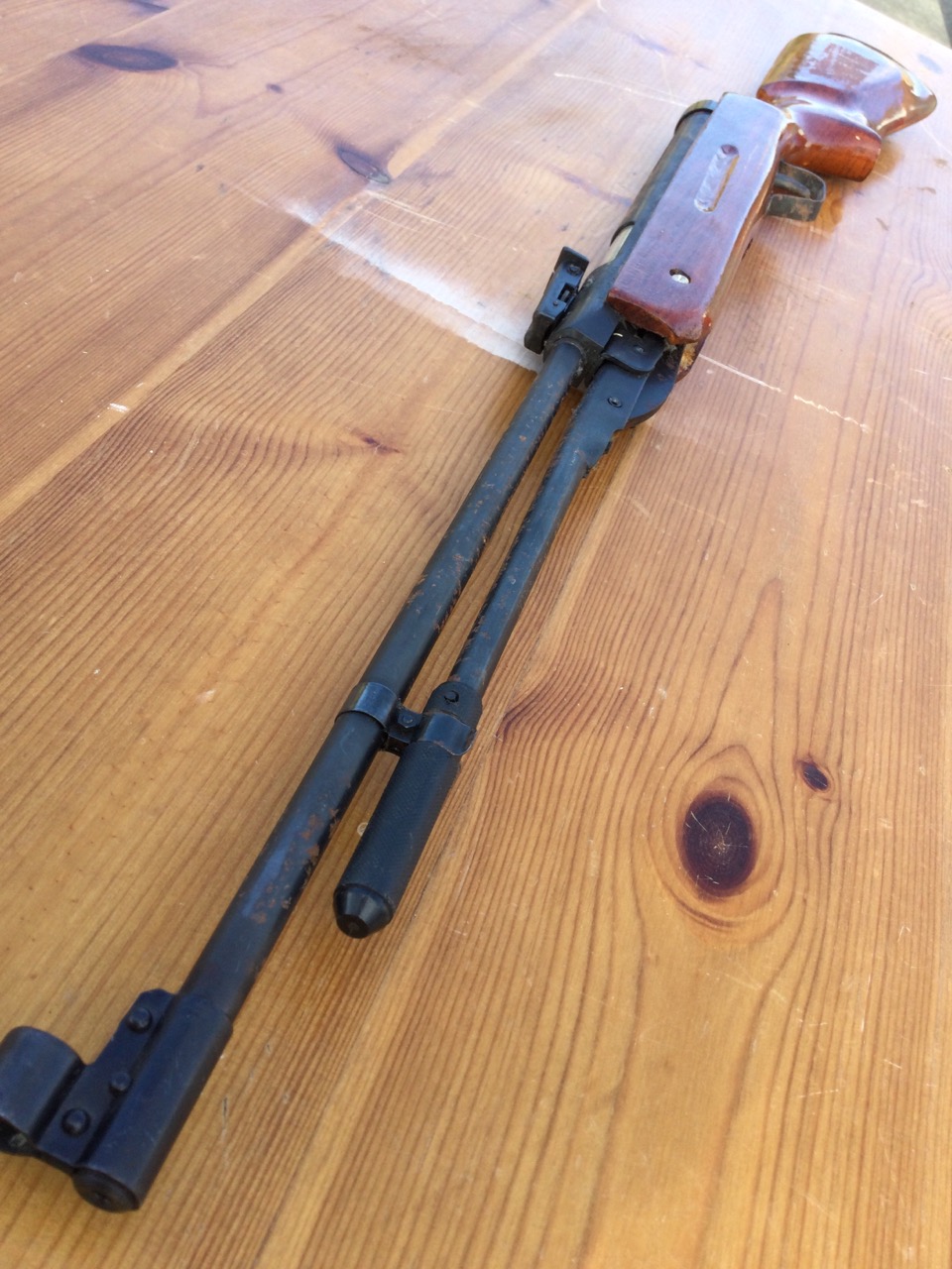 An unmarked .22 air rifle, with lever action and beech stock. (41in) - Bild 2 aus 3