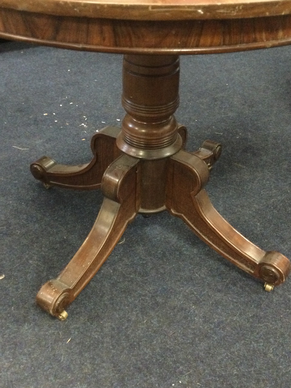 A mahogany drum table, the circular top inlaid with boxwood & ebony stringing above a plain apron, - Bild 3 aus 3