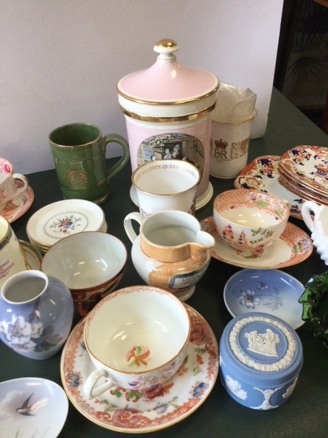 Miscellaneous ceramics including a floral delft plate, commemorative, a set of Masons style side - Image 3 of 3