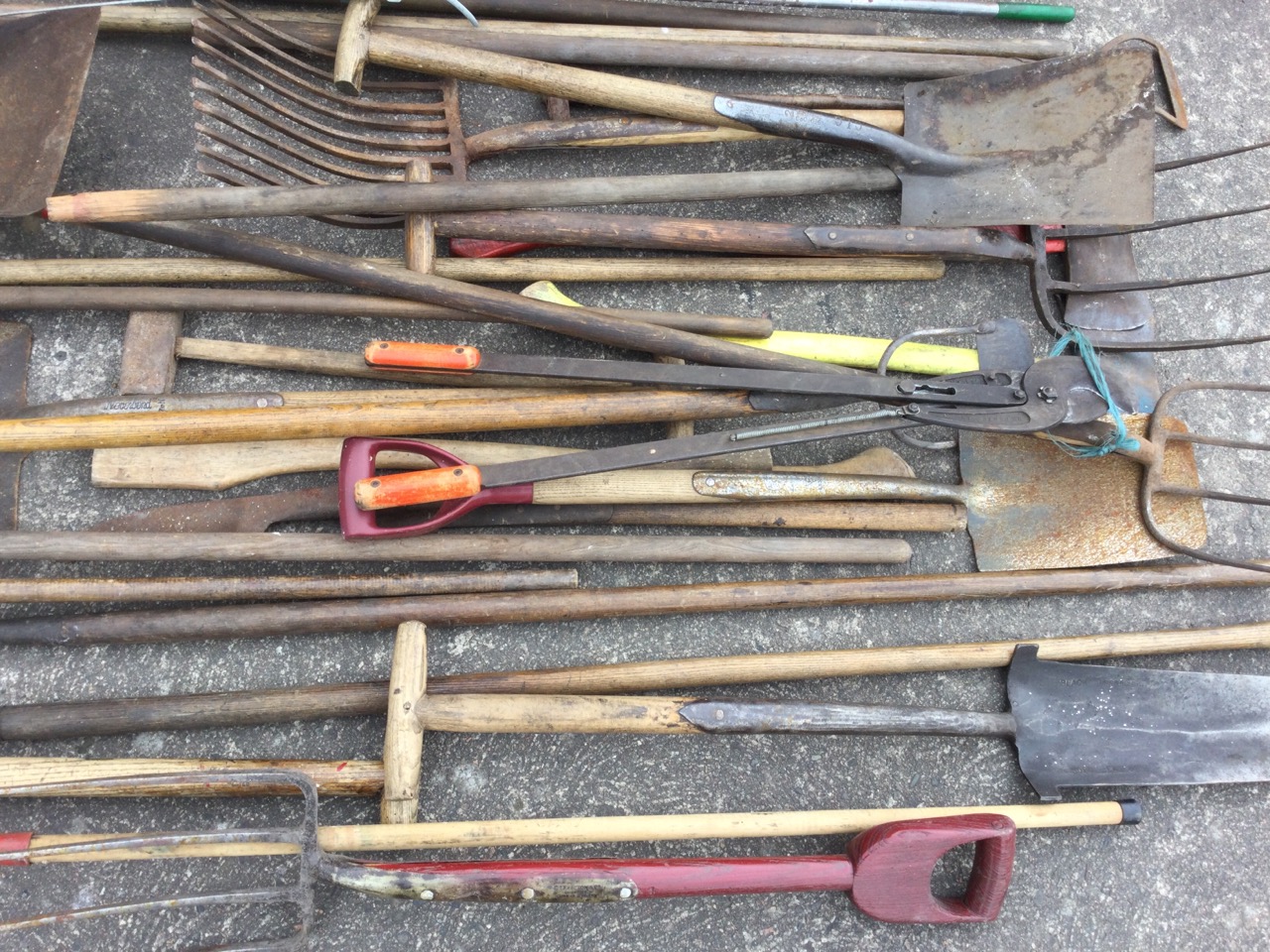 A quantity of garden tools including rakes, forks, shovels, a bolt cutter, a yard brush, hoes, pitch - Image 3 of 3