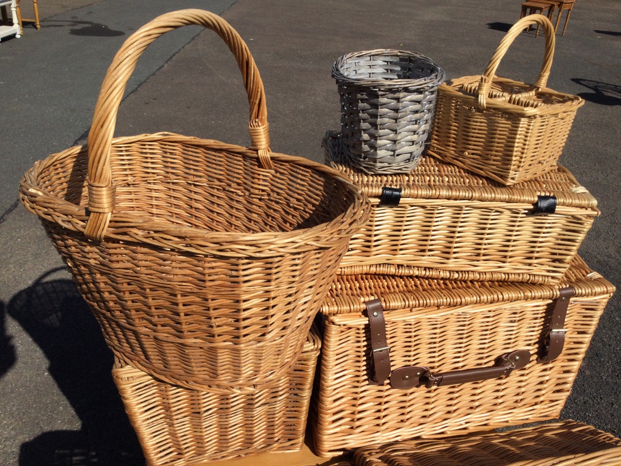 Miscellaneous wicker baskets including hamper style, pairs, rush placemats, bottle baskets, an - Bild 3 aus 3