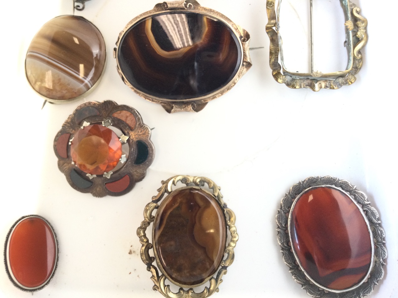 Twelve oval Victorian cabochon shaped brooches & pendants, silver & yellow metal, amber, polished - Image 2 of 3