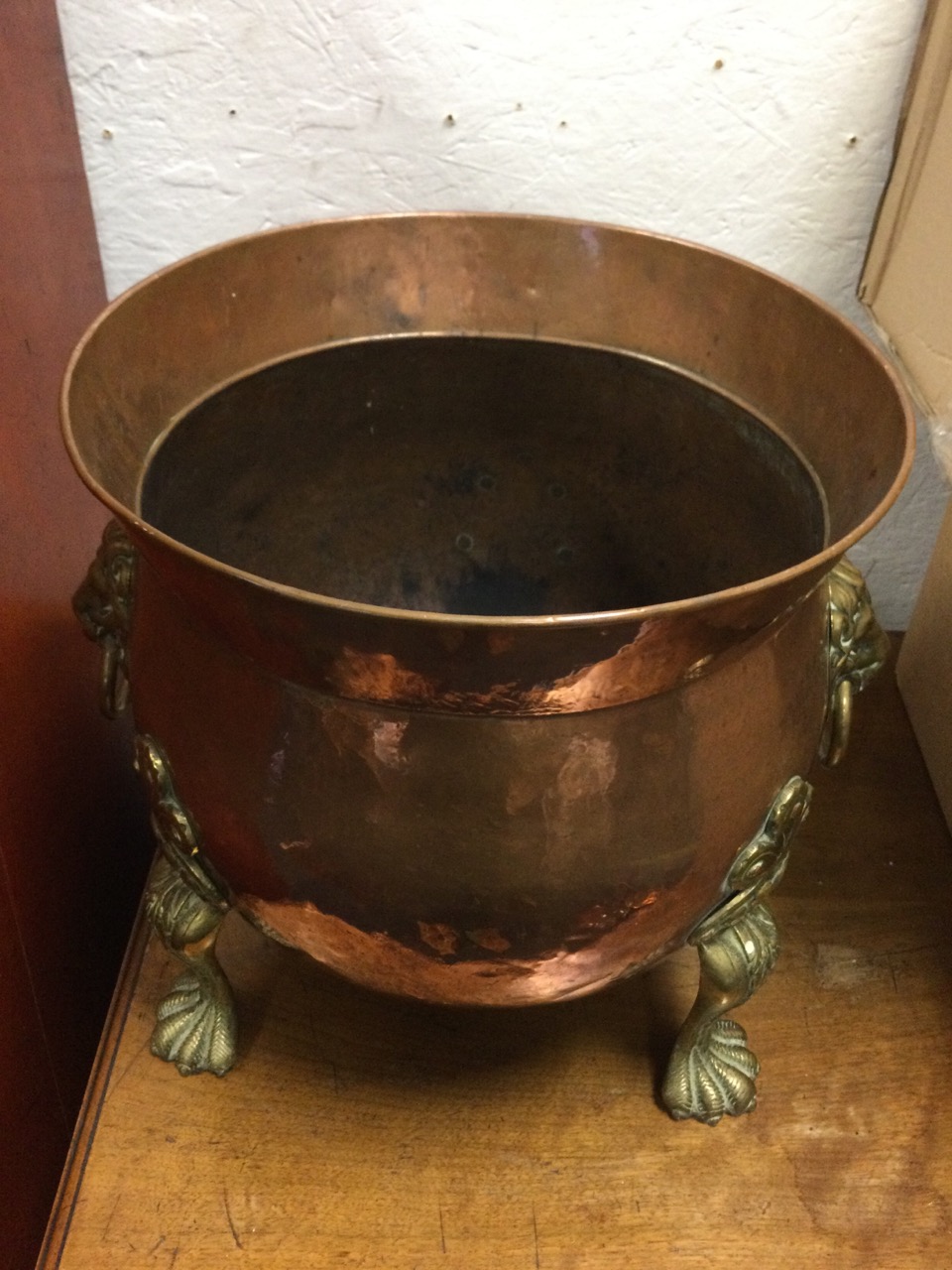 A cauldron shaped copper log bin with flared rim above hammered body mounted with lionmask ring - Image 3 of 3
