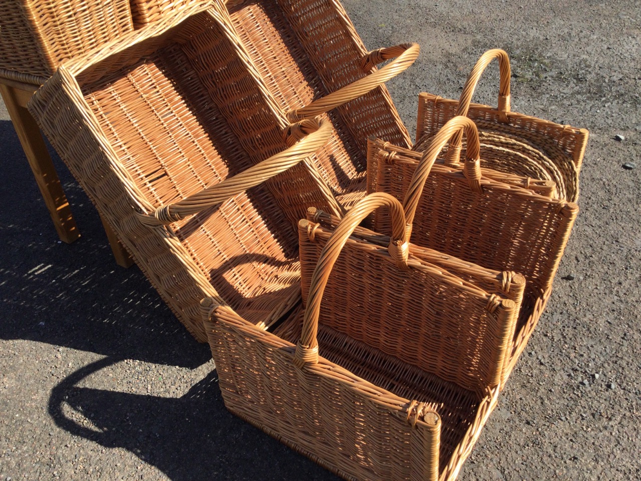 Miscellaneous wicker baskets including hamper style, pairs, rush placemats, bottle baskets, an - Bild 2 aus 3