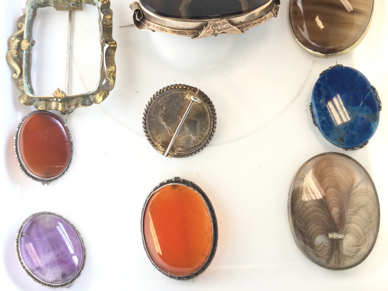 Twelve oval Victorian cabochon shaped brooches & pendants, silver & yellow metal, amber, polished - Image 3 of 3