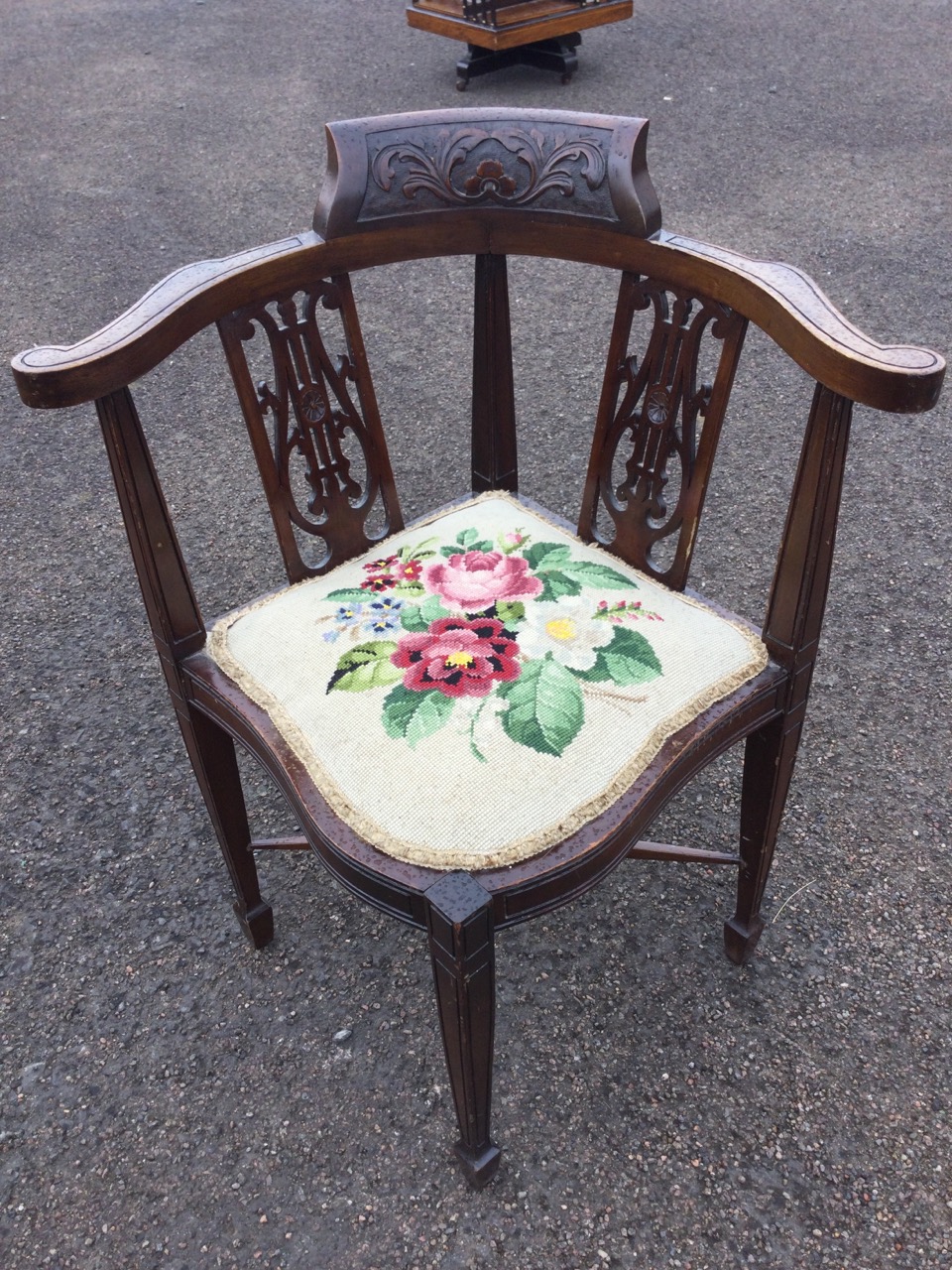 A mahogany corner chair with foliate scroll carved crest to back rail, having pierced fretwork - Image 3 of 3