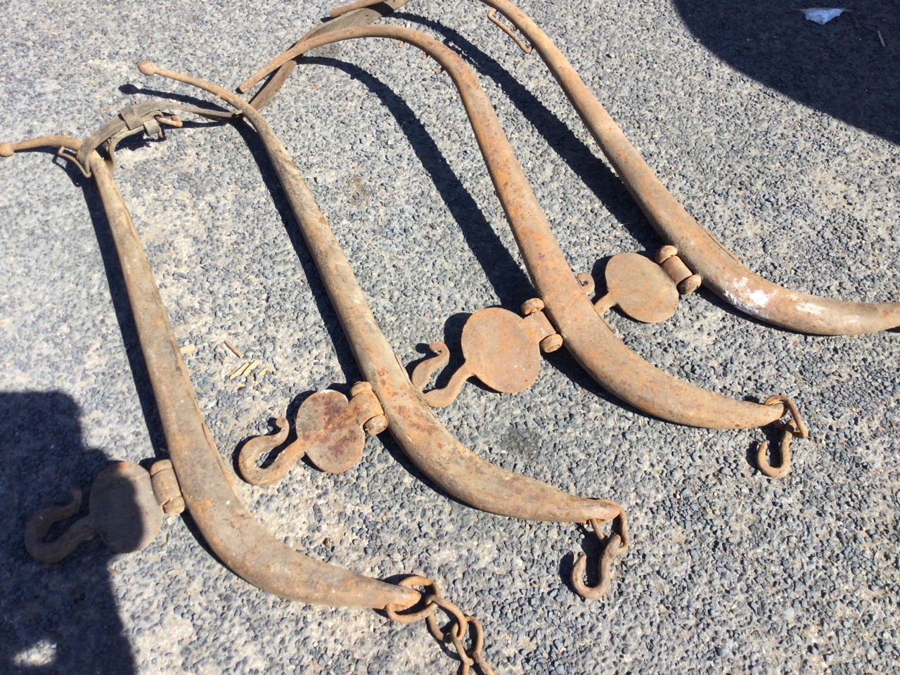 Two pairs of shaped tapering iron horse hames, with hooked flaps and chains. (32in) (4) - Image 2 of 3