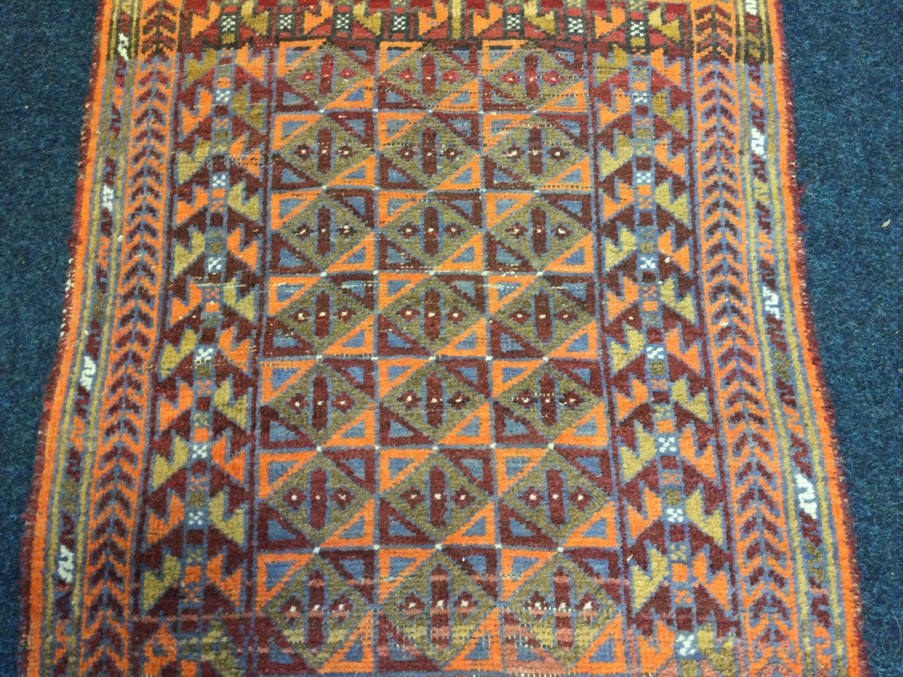 A Turkish rug woven with field of triangular & square panels framed by border of winged bat type - Bild 2 aus 3