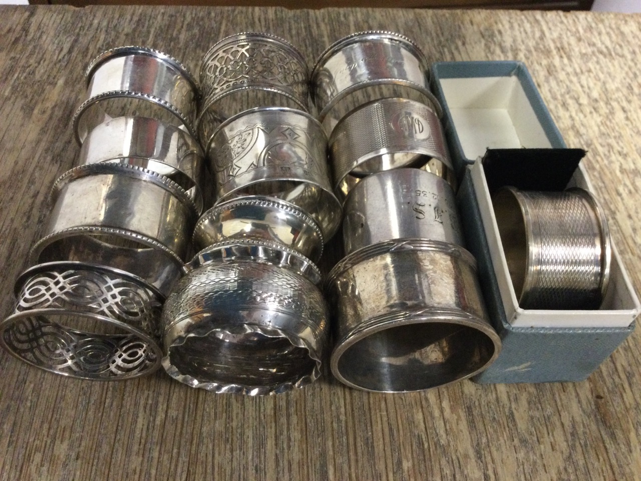 Thirteen hallmarked silver napkin rings - beaded, pierced, plain, engraved, etc. (approx 293g) (13) - Image 3 of 3