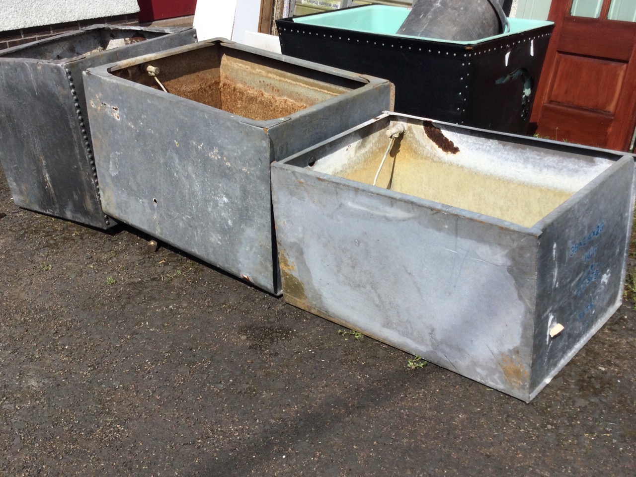 A square riveted galvanised tank; and two other rectangular galvanised water tanks. (3) - Image 2 of 3