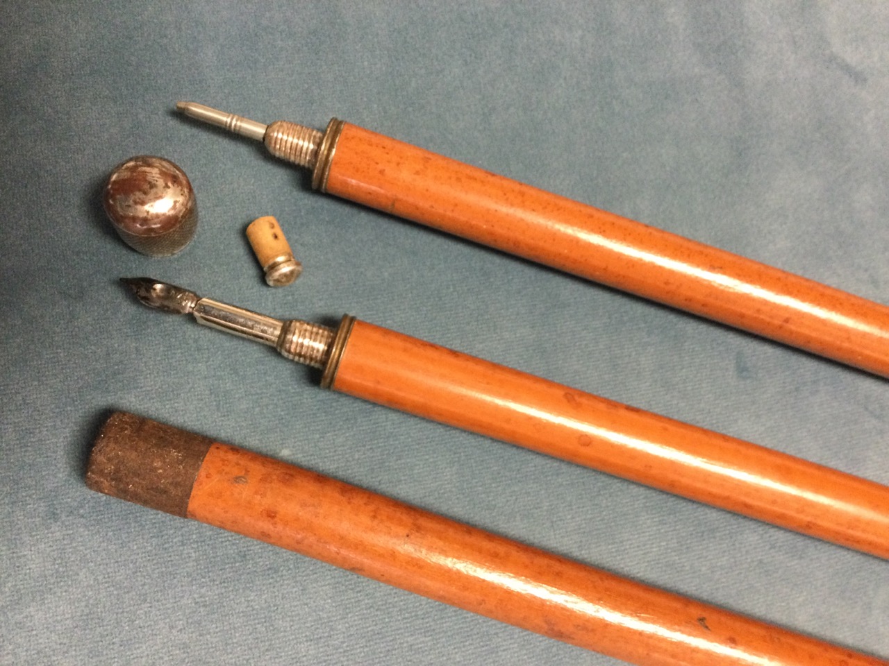 An Edwardian novelty writing cane in three sections containing an inkwell, a propelling pencil and a - Image 3 of 3