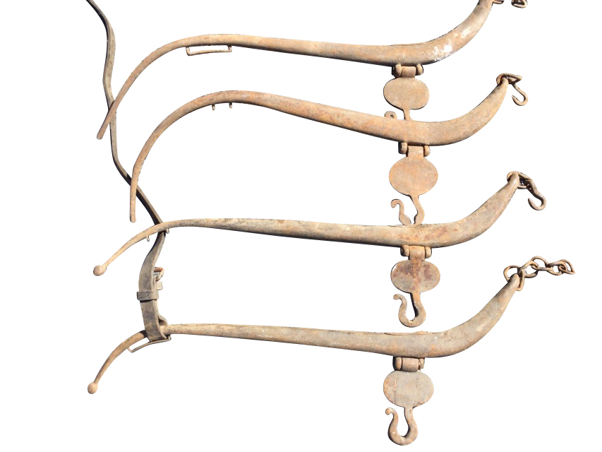 Two pairs of shaped tapering iron horse hames, with hooked flaps and chains. (32in) (4)