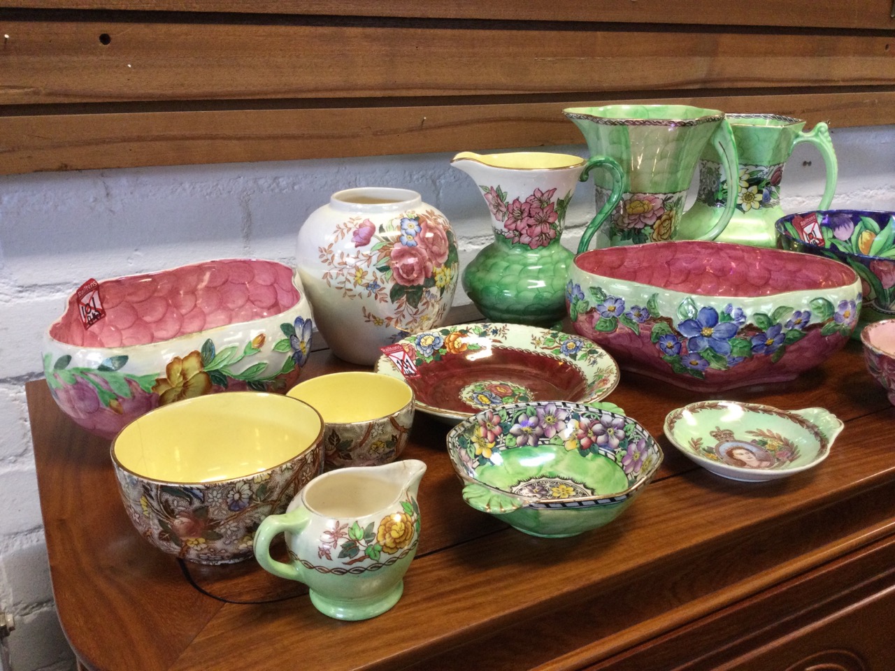A collection of Maling pottery including a tulip bowl, a pair of scalloped bowls, a graduated pair - Image 2 of 3