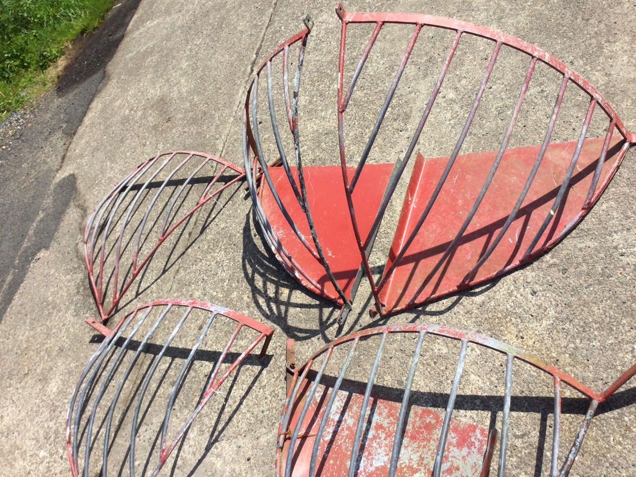 Five galvanised corner hay hecks with vertical rounded bars; and another similar in cast iron. (6) - Image 3 of 3