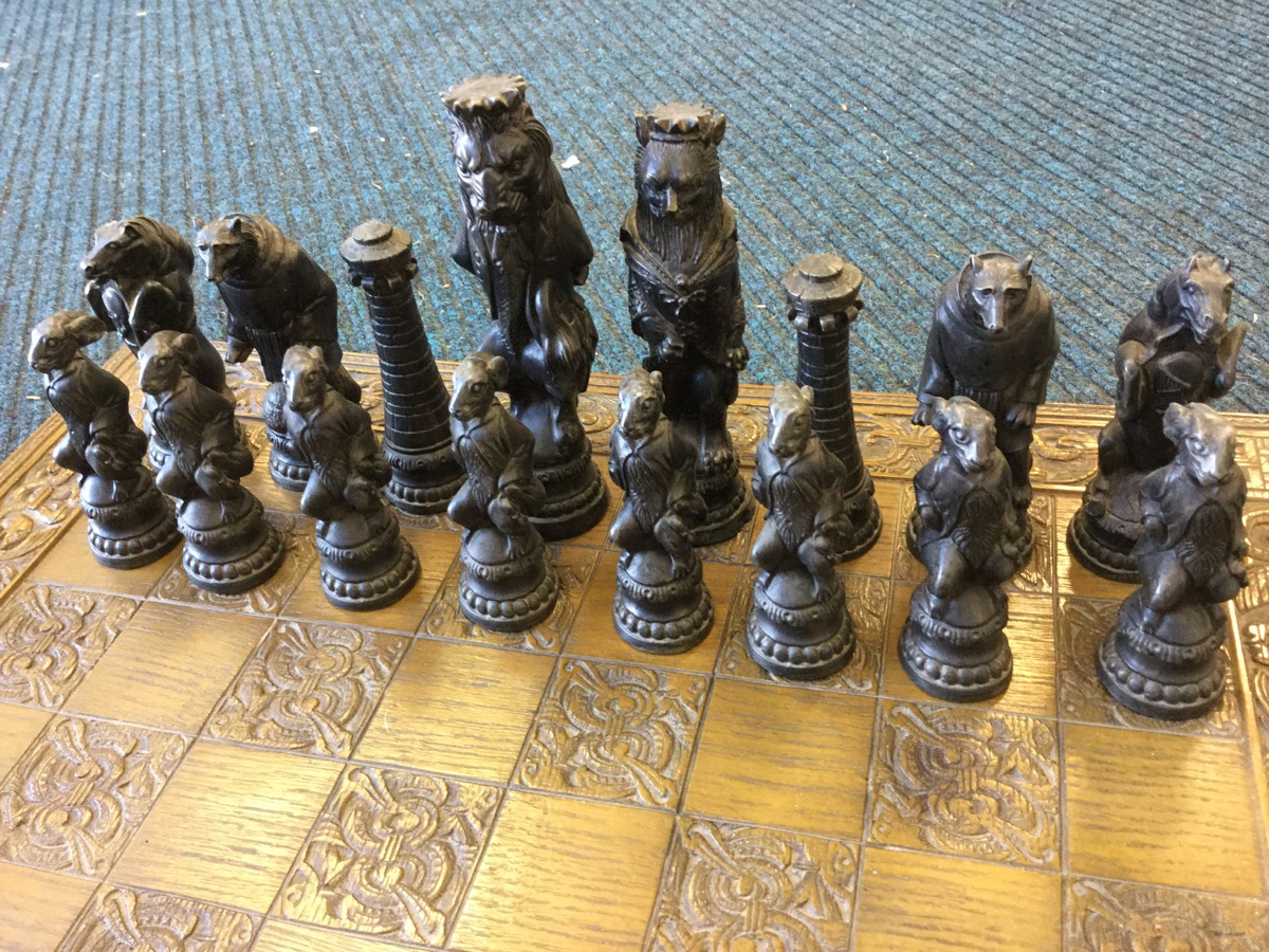 A composition Reynard the Fox chess set, with moulded figural prices including lions, wolves, - Bild 3 aus 3
