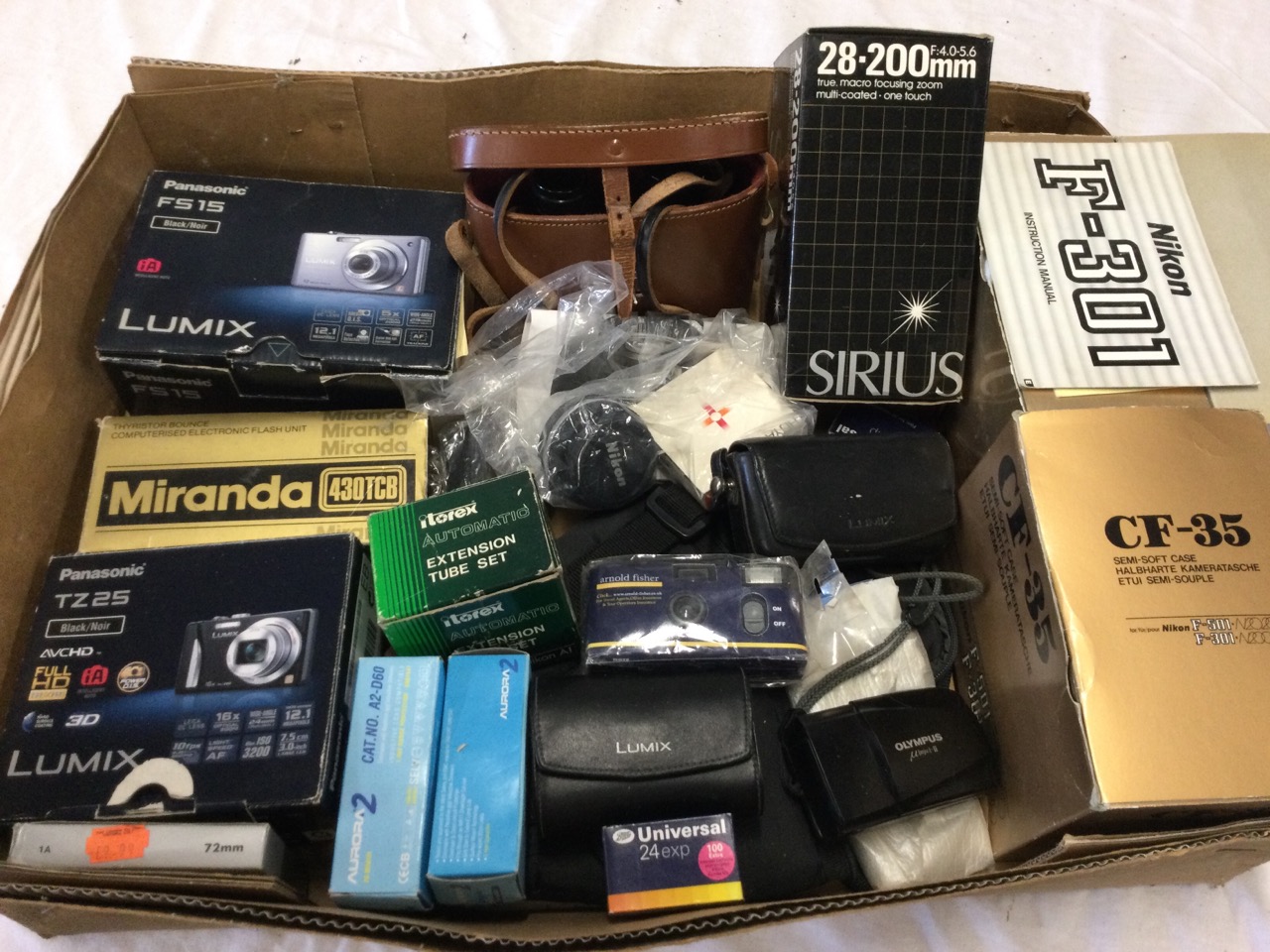 Miscellaneous camera gear including boxed Panasonic Lumixes, zoom lenses, Olympus, a flash unit, - Bild 2 aus 3
