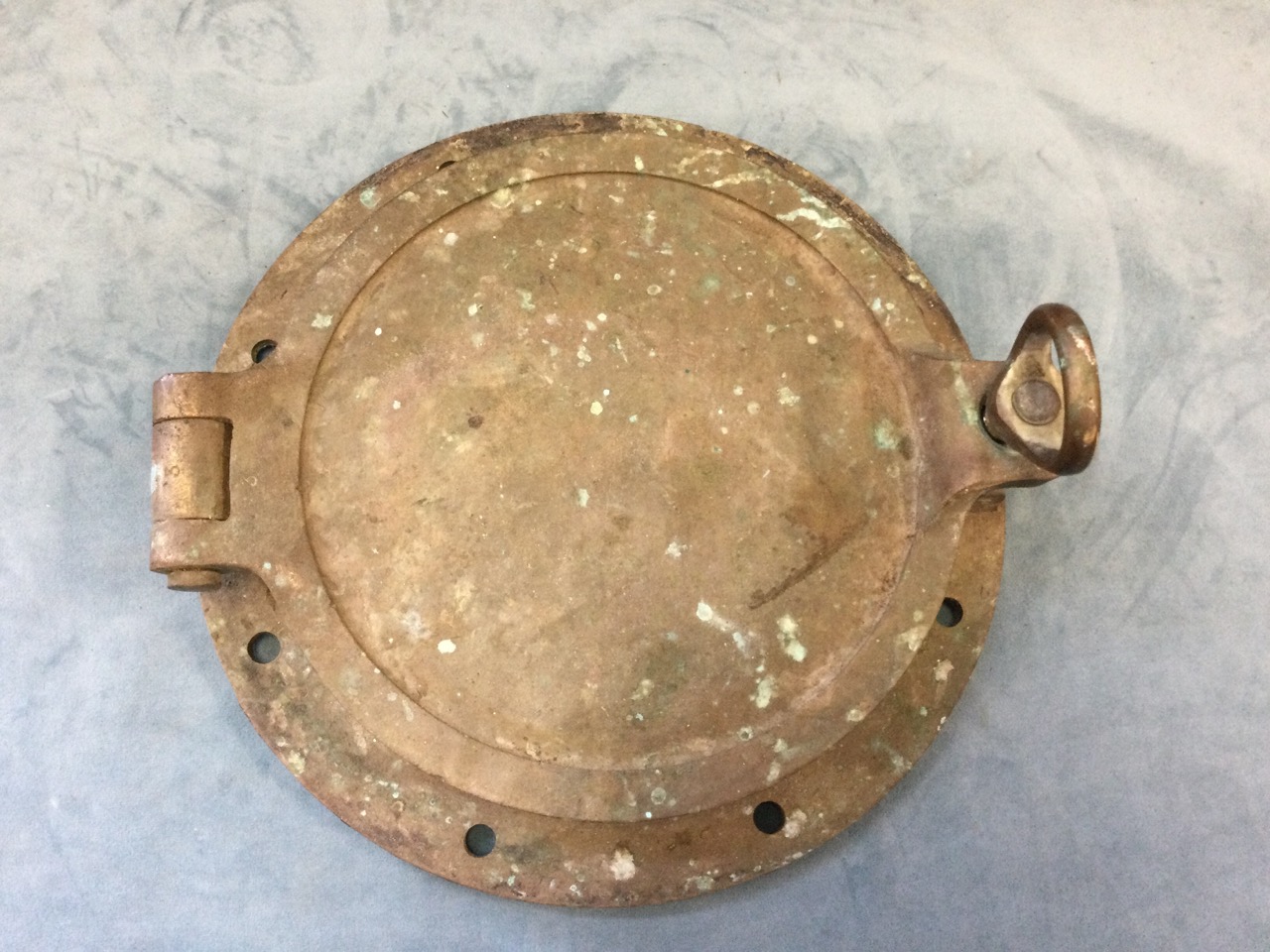 A heavy bronze ships porthole with intact lense, having hinged cover and screw closure, salvaged - Bild 2 aus 3