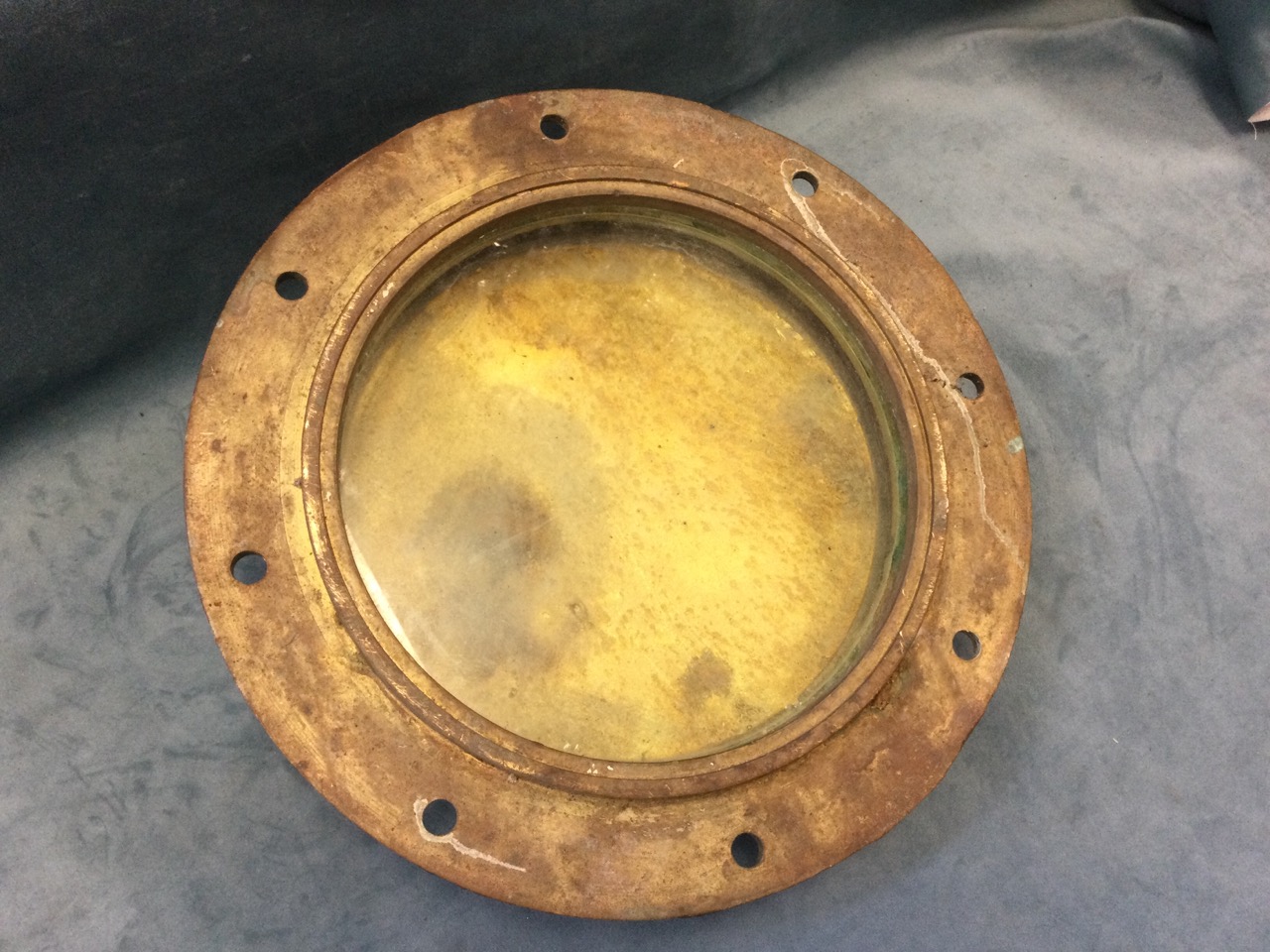 A heavy bronze ships porthole with intact lense, having hinged cover and screw closure, salvaged - Bild 3 aus 3