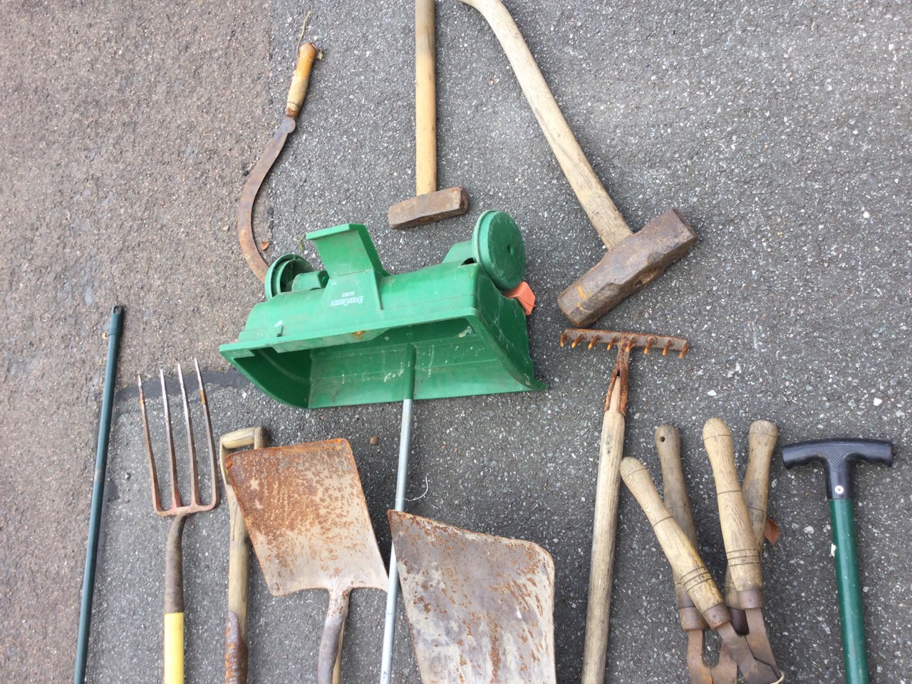 Miscellaneous garden tools including shovels, rakes, shears, axes, spades, scythes, forks, a lawn - Image 3 of 3