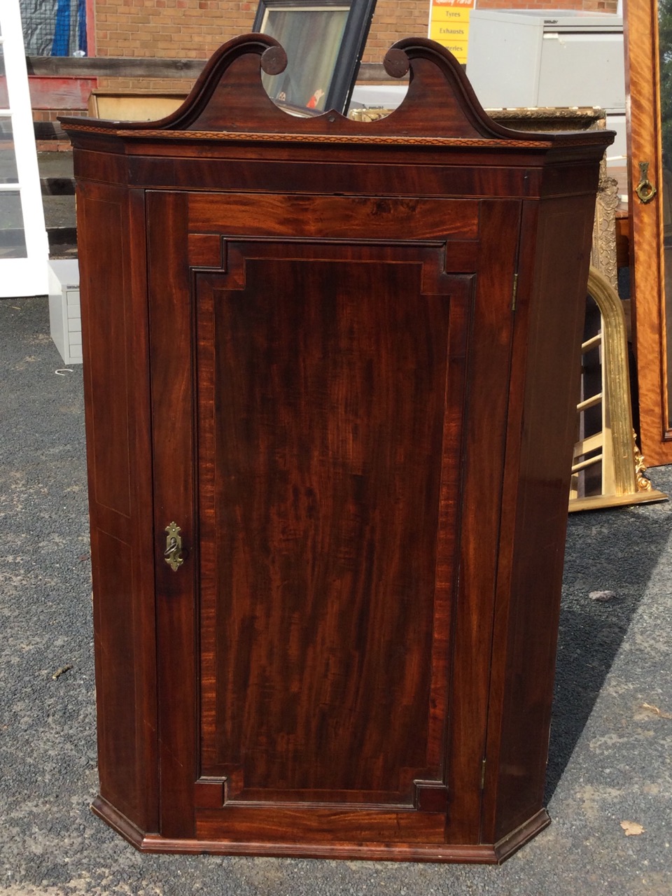 A Georgian mahogany corner cabinet with swan-neck pediment above a chequered inlaid band, having - Image 2 of 3
