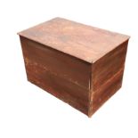 A plain Edwardian pine blanket box with cranked hinges and brass lock. (31.25in x 19.75in x 21.