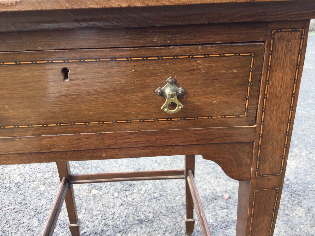 An Edwardian oak side table inlaid with chequered boxwood & ebony stringing, the rectangular top - Image 2 of 3