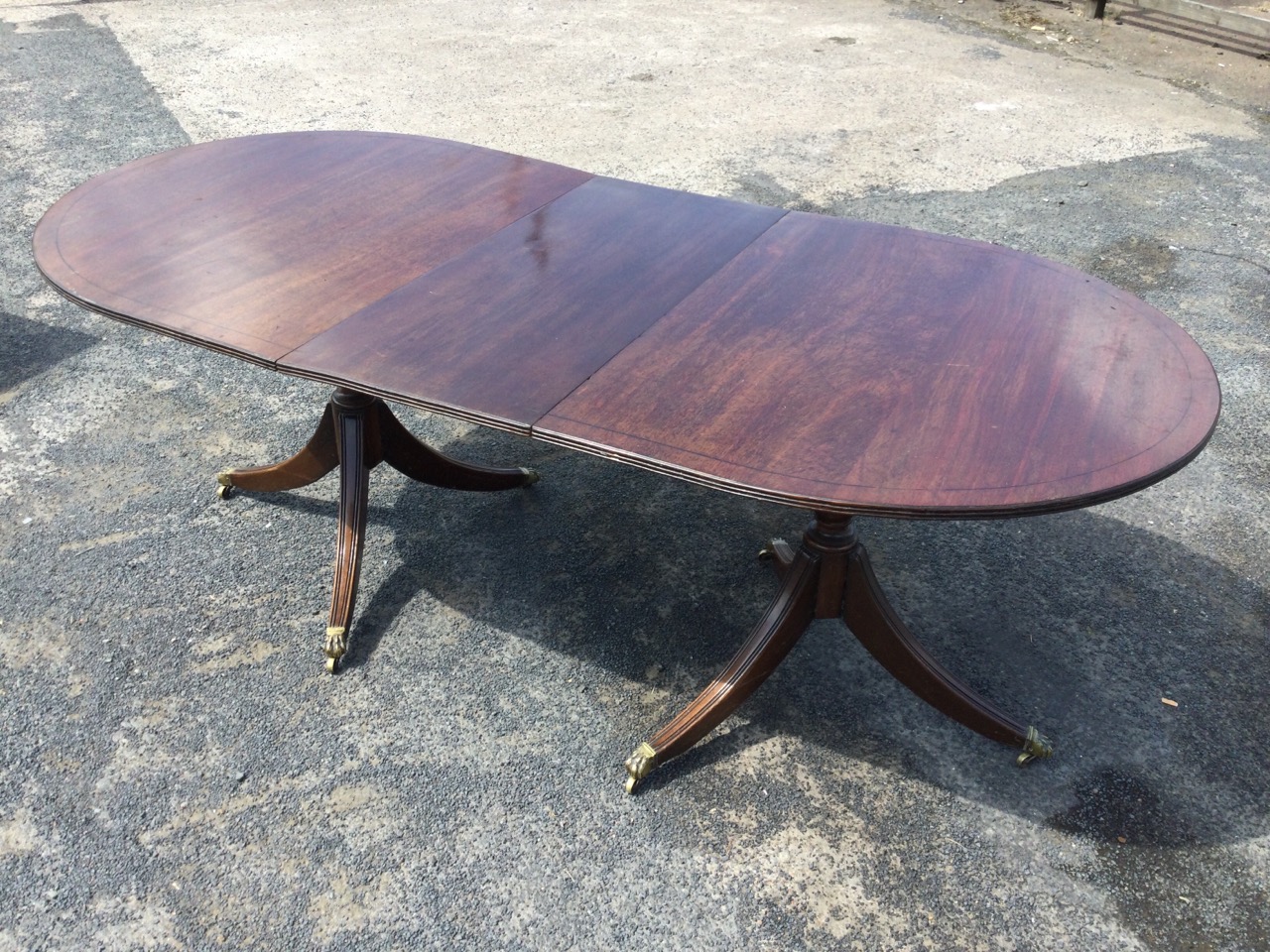 A Georgian style mahogany dining table, the crossbanded top with spare leaf having ebony - Image 3 of 3