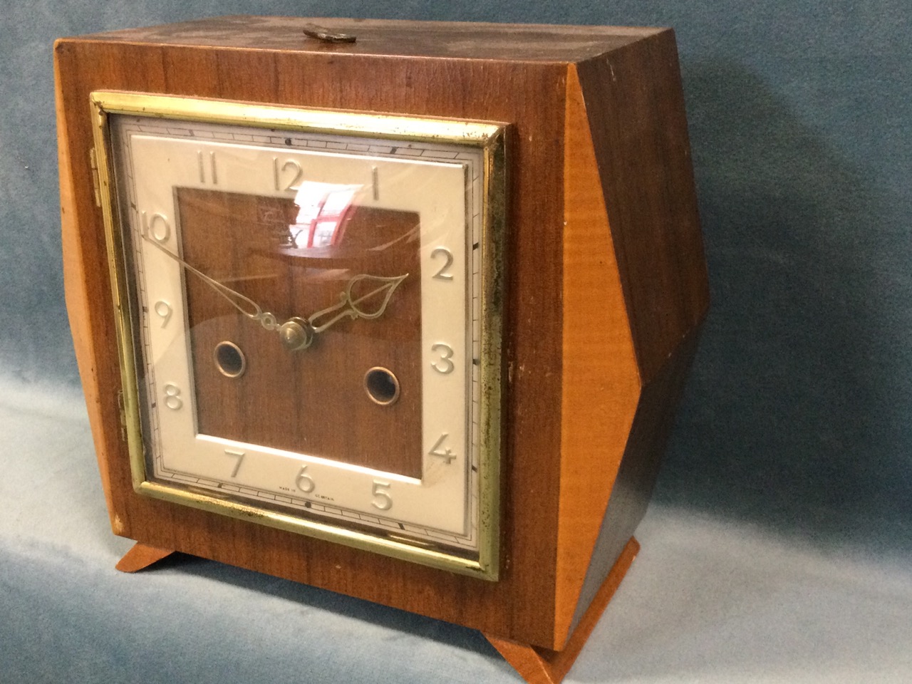 A deco walnut cased mantleclock with square dial under convex glass with brass frame, the Smiths - Image 3 of 3